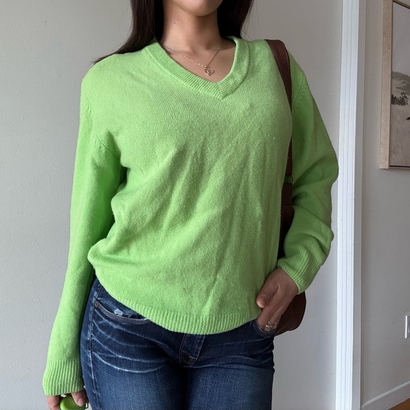 90s Vintage Green Wool V-Neck Cozy Sweater - Picture 4 of 7